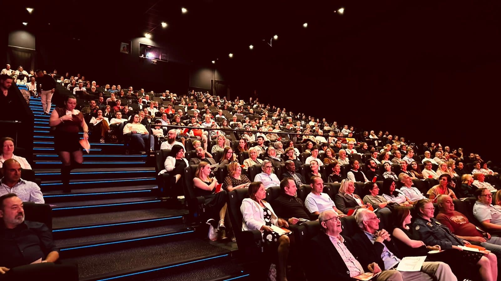 Volle bioscoopzaal tijdens de diplomahappening