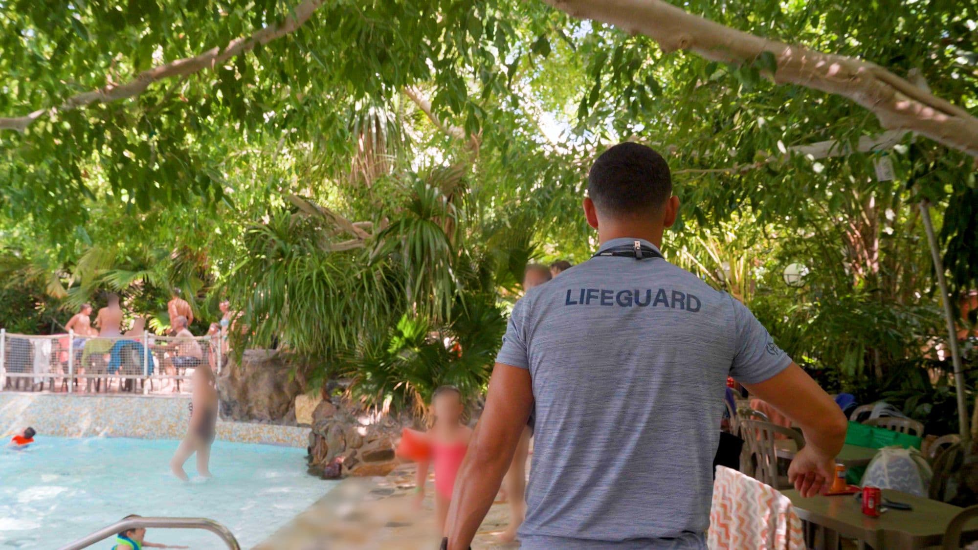 Lifeguard bij het zwembad