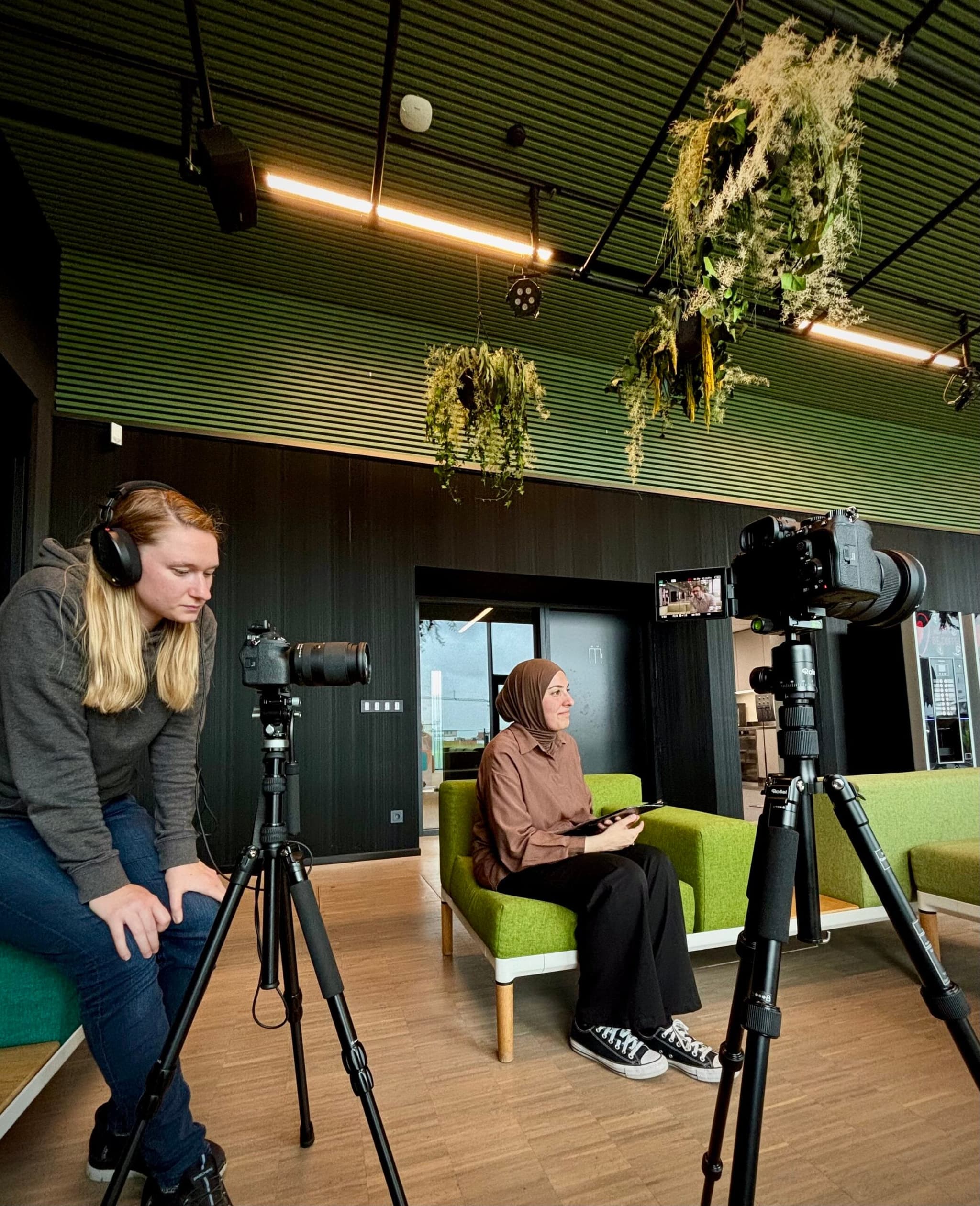 Camera en belichting opstelling tijdens het interview in Hasselt
