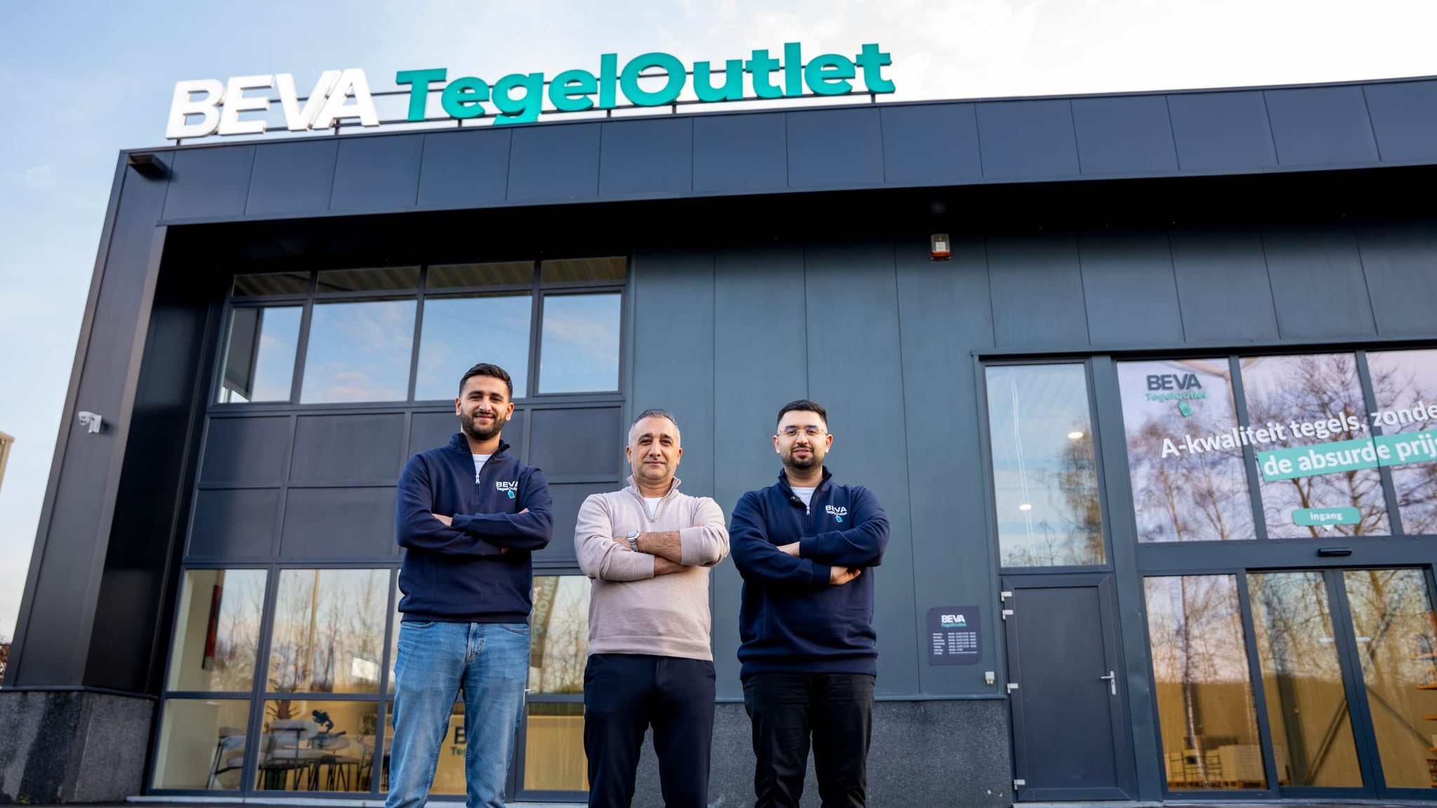 Beva Tegeloutlet advisors and team in showroom